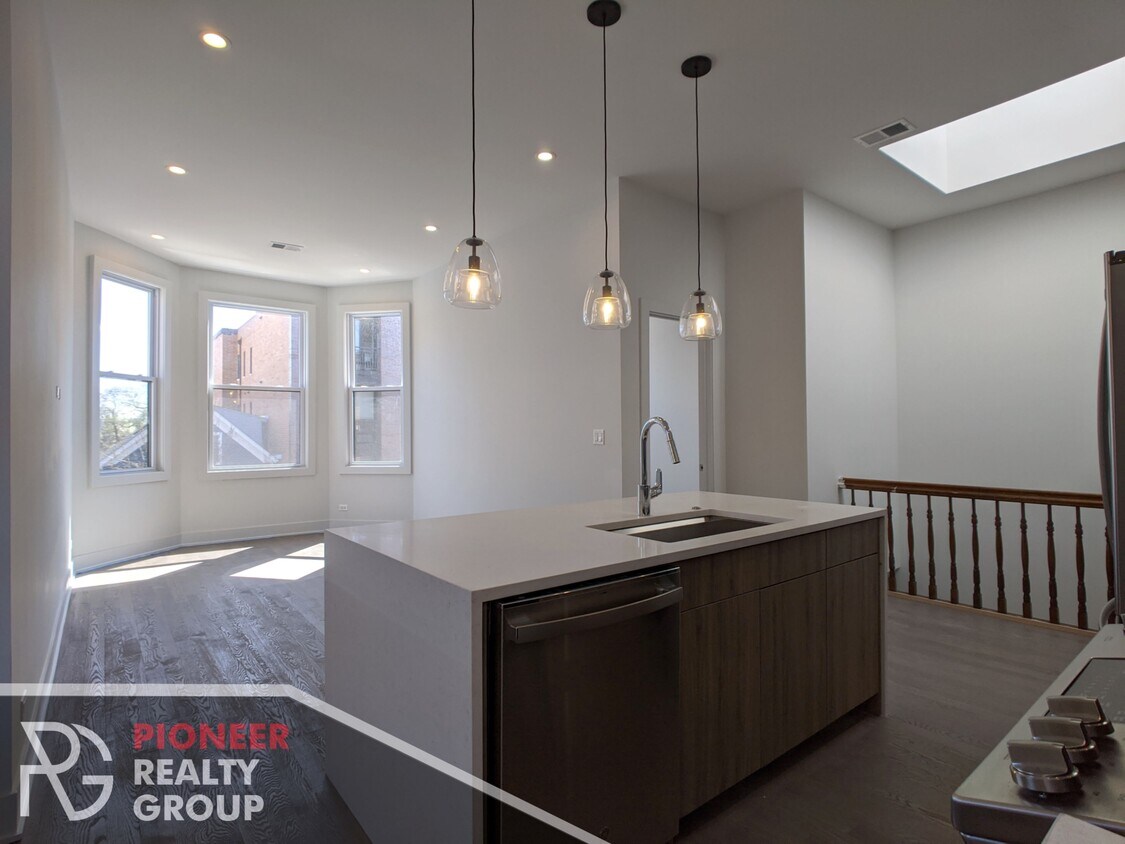 Foto principal - 2120 W Belmont Ave