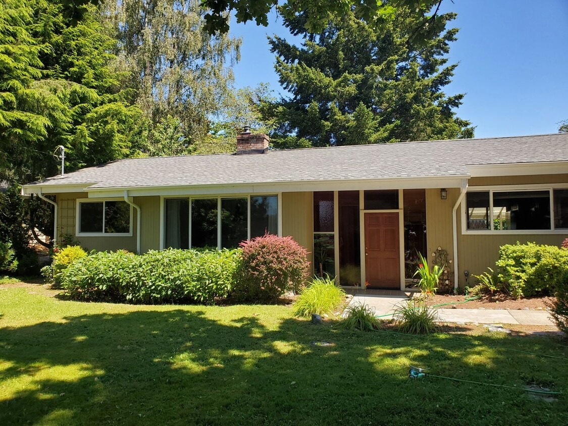 Primary Photo - Modern Upgraded 3 bedroom Rambler