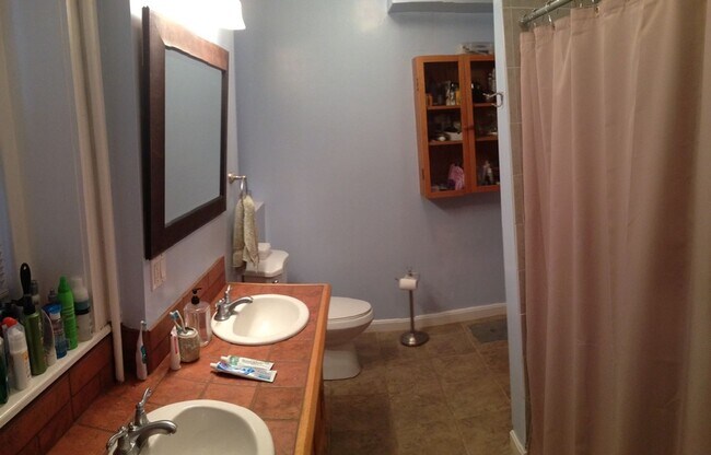 Building Photo - 3Br/1Bth, Laundry onsite.