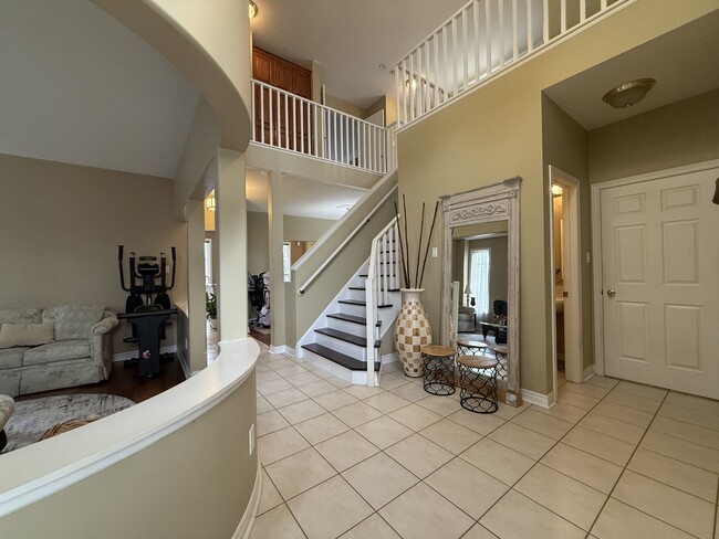 Building Photo - BASKERVILLE RUN-7071 MISSISSAUGA ON L5W1A3