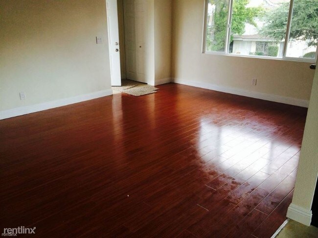 Foto del edificio - 8659 Chestnut Ave