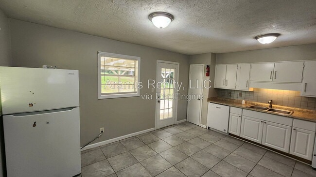 Building Photo - 3894 Cindy Dr