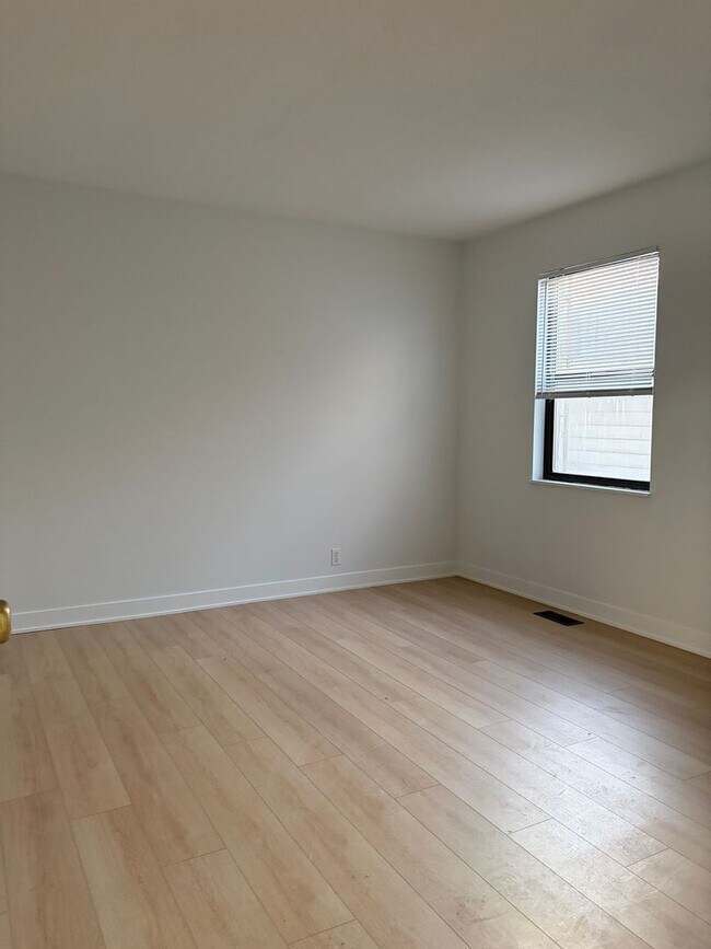 Building Photo - 312-314-314 W Charter Dr