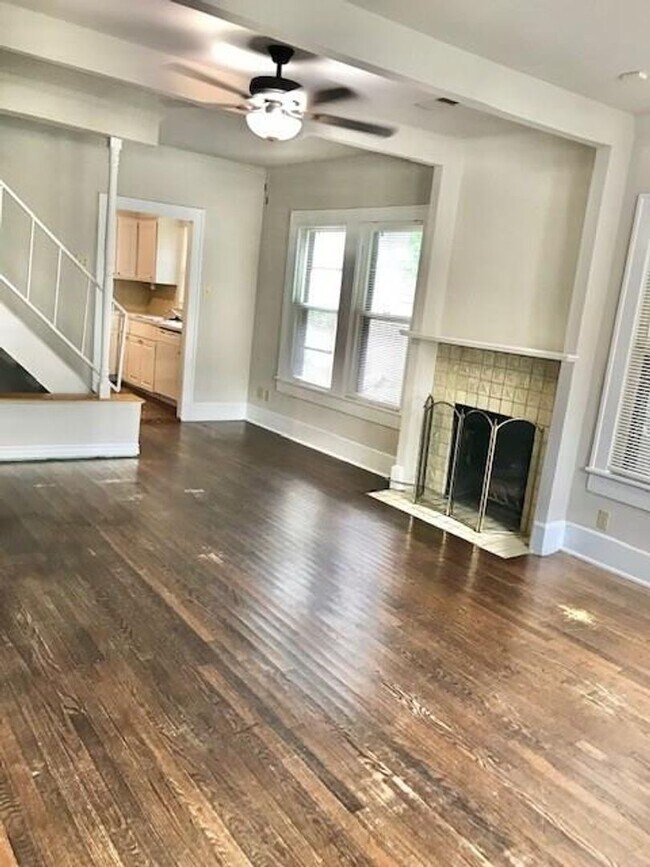 Foto del edificio - PRELEASING FOR EARLY SEPT! Charming 3 Bed ...