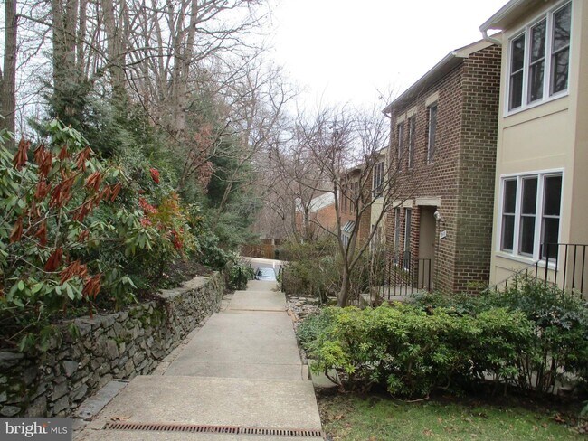 Building Photo - 4844 Cloister Dr