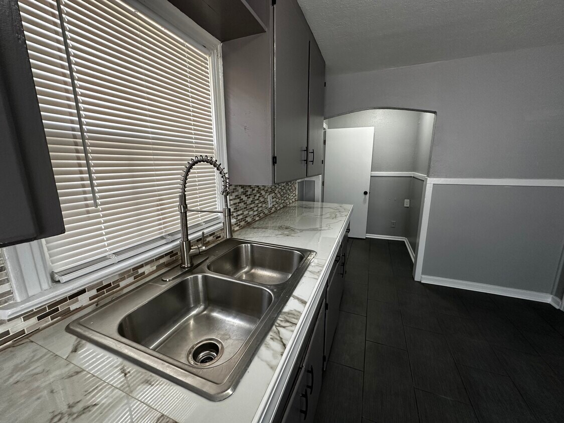 Foto principal - 8121 Westwood Ave