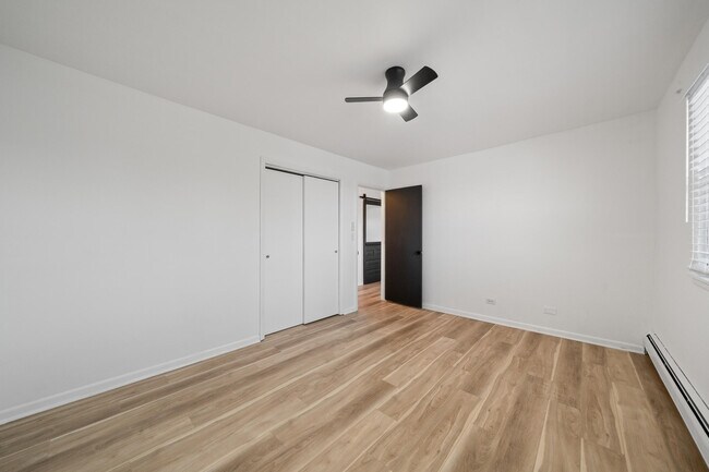 Foto del edificio - 245 Country Club Dr