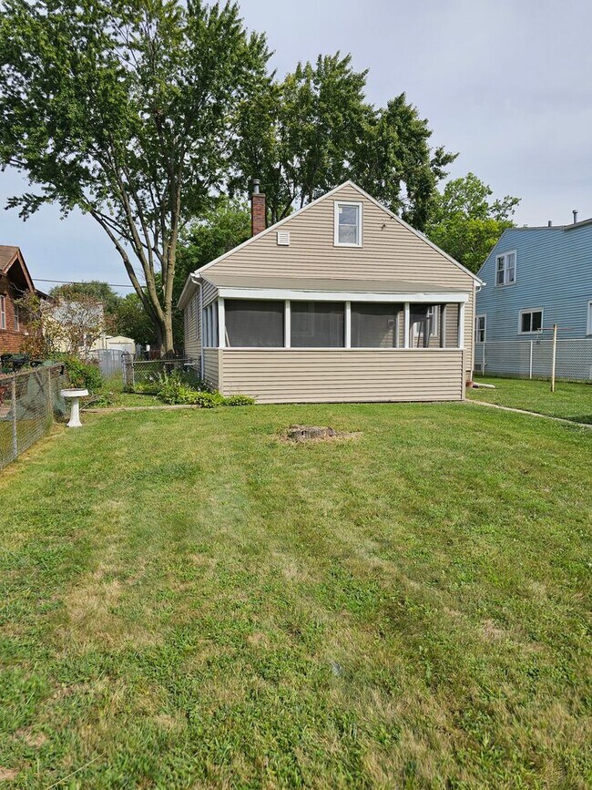 Foto del edificio - FOR RENT- 4 bed home on Hope Ave, Pets ok ...