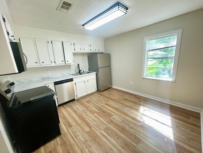 Foto del edificio - NEWLY RENOVATED! 2 Bed, 1 Bath House for Rent in Brandon!