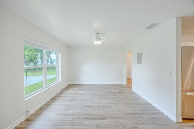 Foto del edificio - Beautifully Remodeled 2-Bed/1-Bath Half Du...