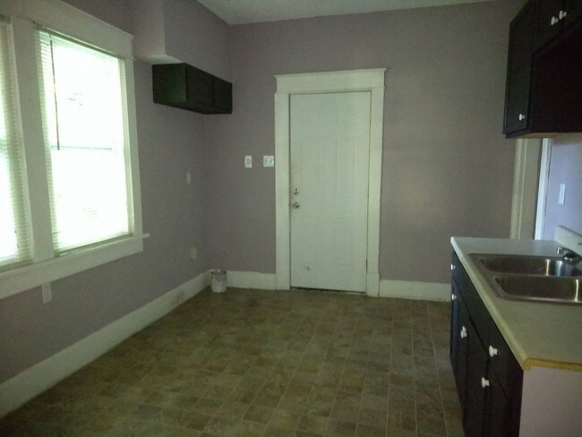 Foto del edificio - SPACIOUS 3 BEDROOM DUPLEX NEAR DOWNTOWN