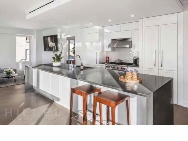 Foto principal - 222 W 80th St