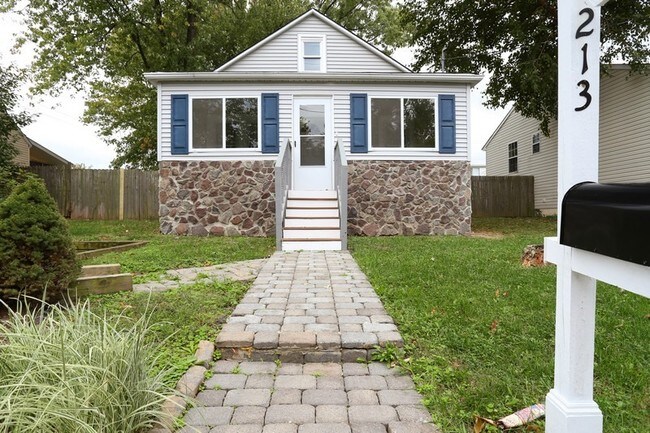 Building Photo - 213 Cresswell Rd