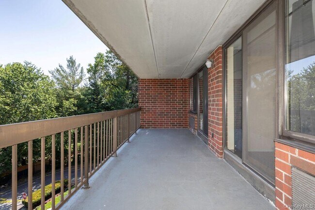 Foto del edificio - 1374 Midland Ave