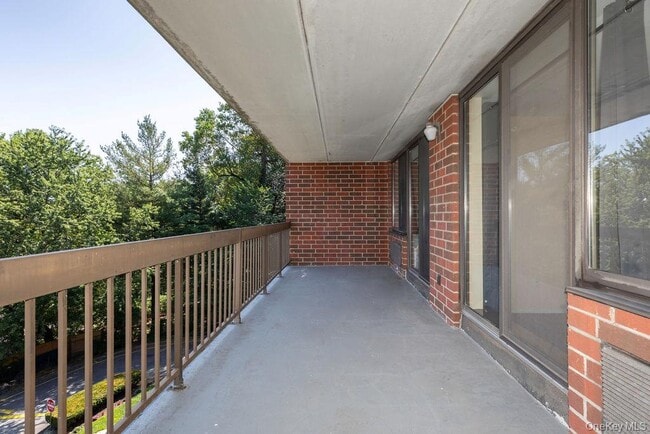 Building Photo - 1374 Midland Ave