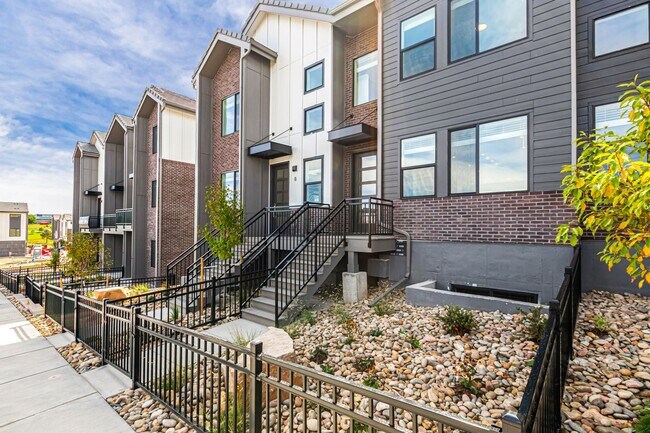 Foto del edificio - Inverness Park Meadows Location BRAND NEW CONSTRUCTION Luxury Townhome