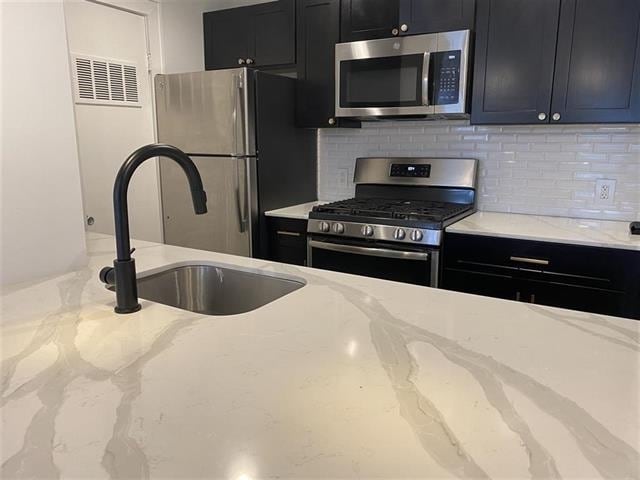 Building Photo - 1024 Clinton St