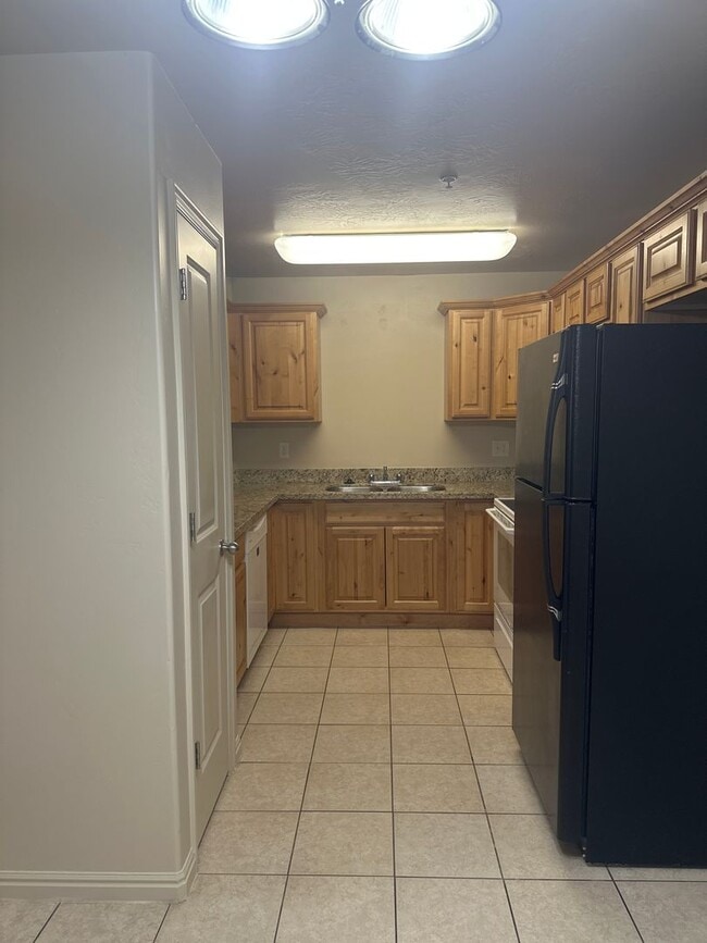 Building Photo - 3 bedroom 2 Bath condo
