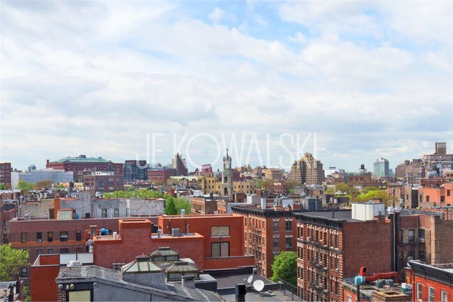 Building Photo - 160 Bleecker St