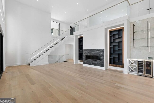 Building Photo - 1000 Clementstone Dr NE