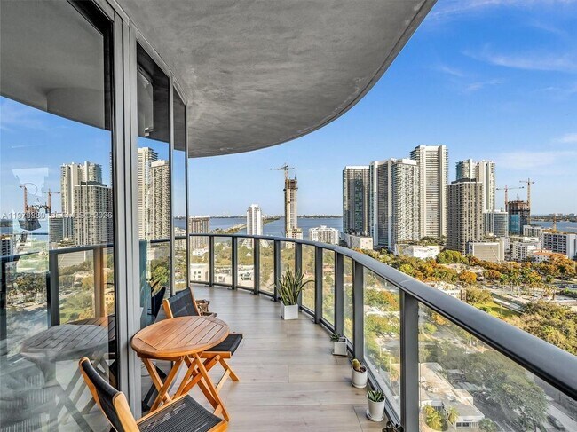 Foto del edificio - 121 NE 34th St
