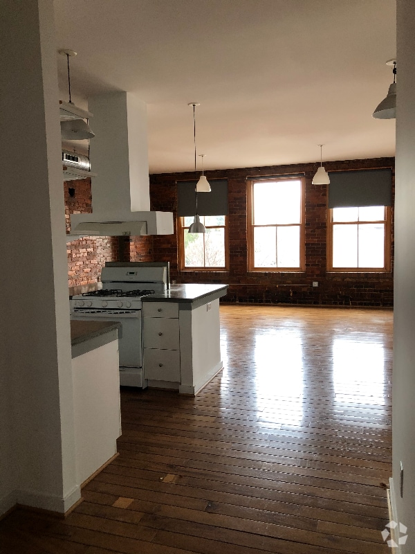 Building Photo - 506 S Elm St