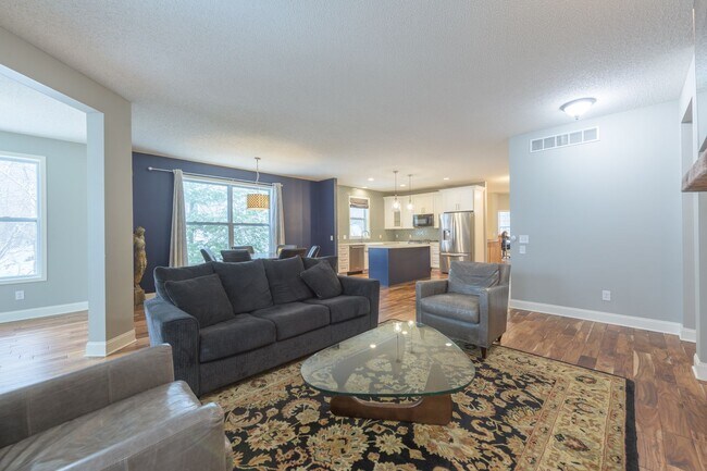 Building Photo - Nice 3 Bed in Great Eden Prairie Location,...