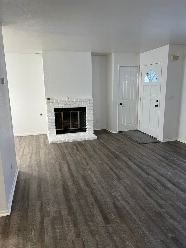 CHIMENEA Y ENTRADA - 627 Coronado Ave