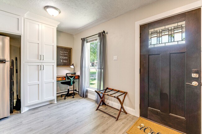 Foto del edificio - College Station - Remodeled - 2 bedroom - 1 bath - large fenced in yard