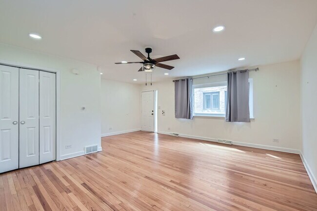 Foto del edificio - 1542 W FARGO Ave E