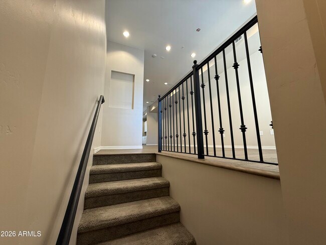 Foto del edificio - 421 W 6th St