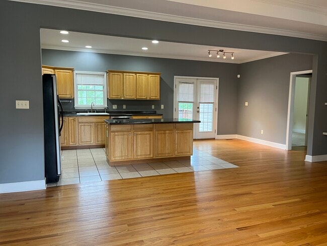 Building Photo - 2 Larchmont Ln