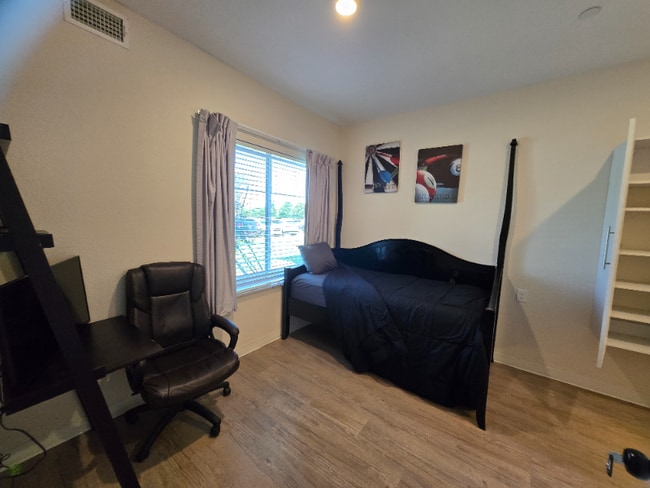 Building Photo - 2220 N Glenville Dr