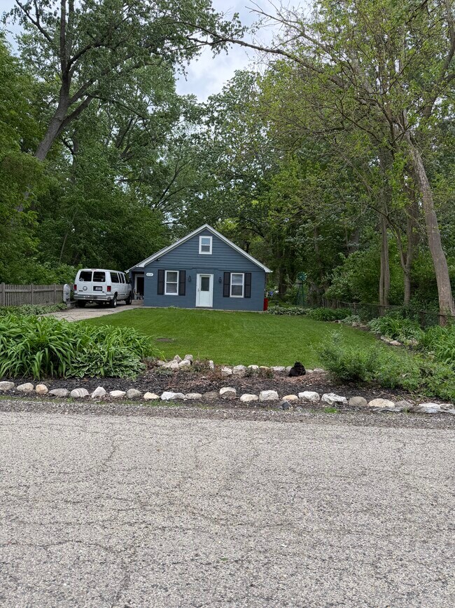 Outside view from street - 3206 S Waterview Ave