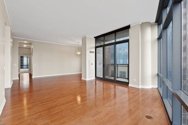 Building Photo - 450 E Waterside Dr