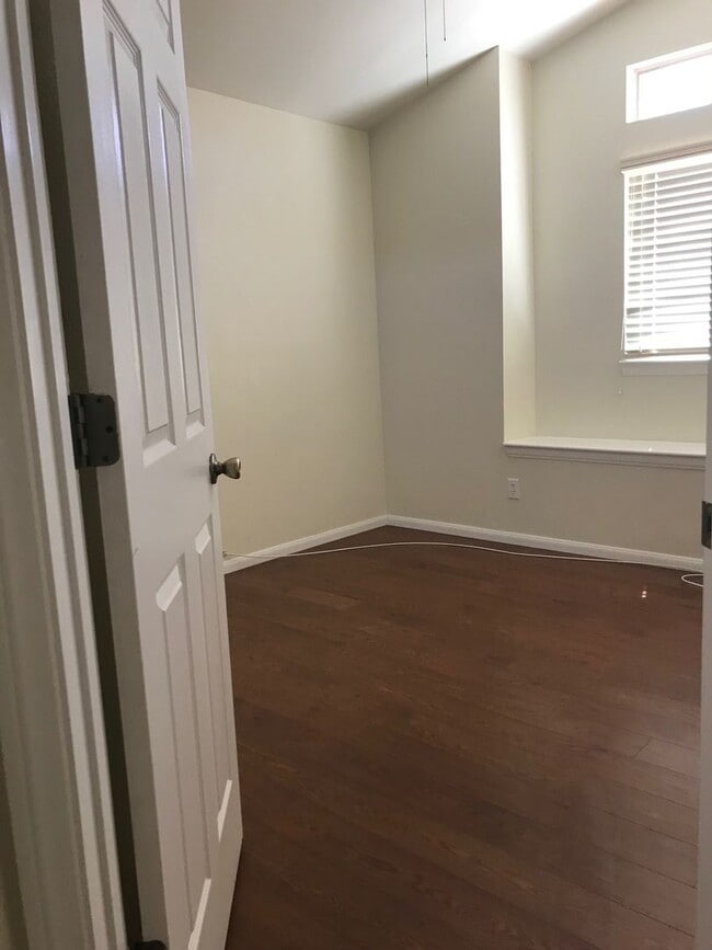 Building Photo - 3 Bedroom in Desert Shores!