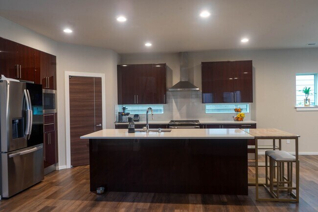 Building Photo - Stunning Black Diamond home-Ten Trails (Pinewood Plan) - Available Early to Mid June