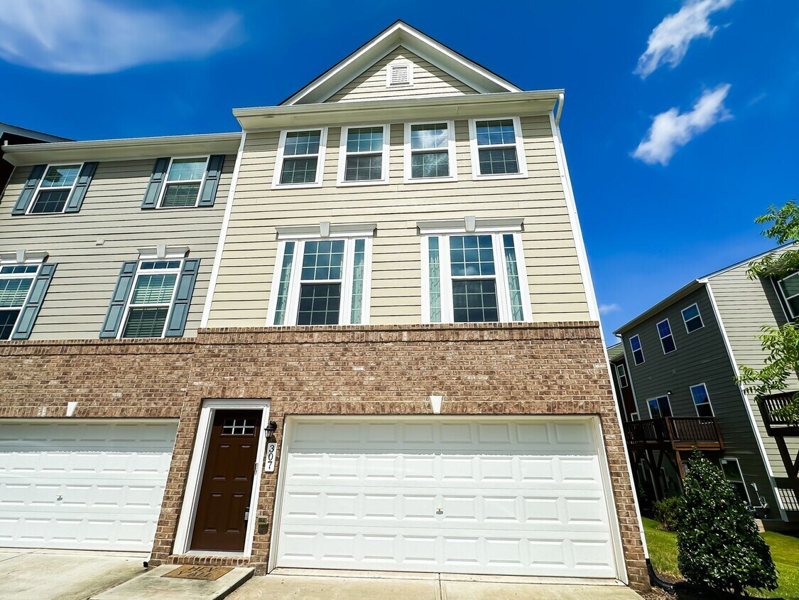 Primary Photo - Newly Remodeled Townhouse!