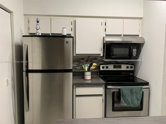 Foto del edificio - 18342 NW 68th Ave