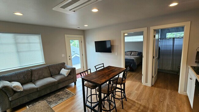 Building Photo - 1-Bed, 1-Bath Downtown Coeur d'Alene Apart...
