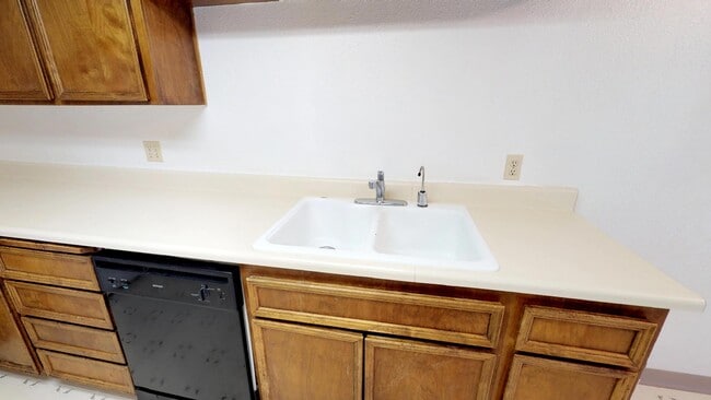 Building Photo - 3701 Colonial Dr