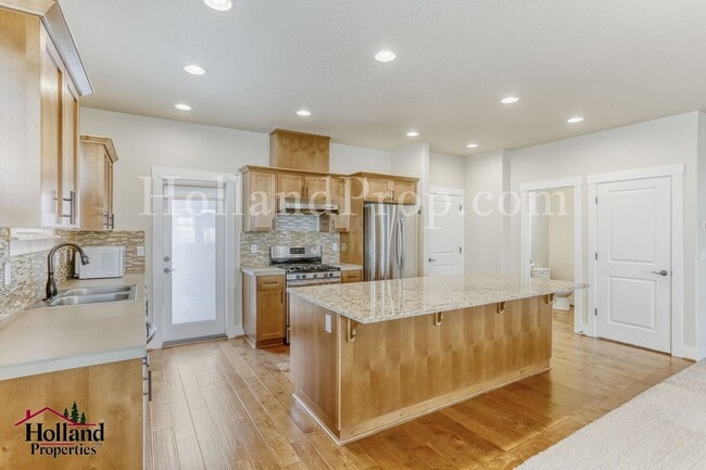 Foto del edificio - 3-Bedroom Beaverton Home with Granite Kitchen Island and Fireplace