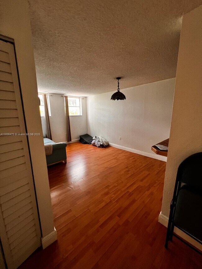 Foto del edificio - 210 SW 11th St