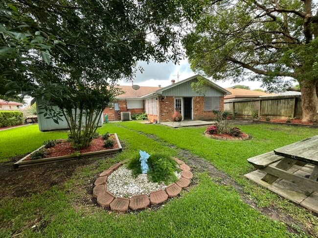 Amplio patio trasero - 2718 19th Ave N