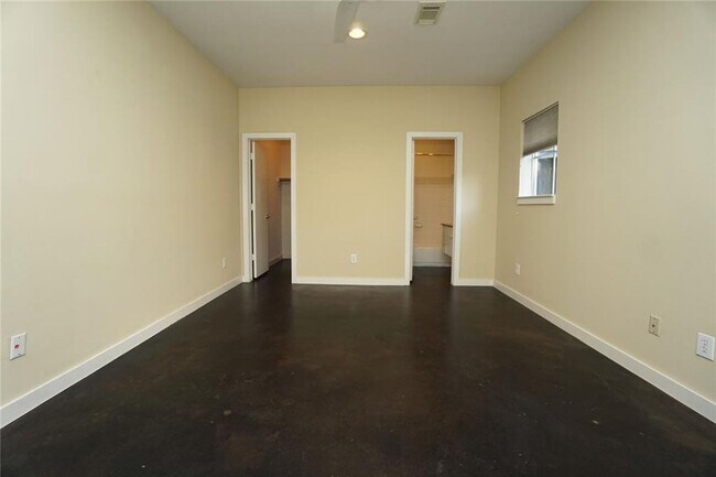 Foto del edificio - Stunning Townhouse In A Great Location Nea...