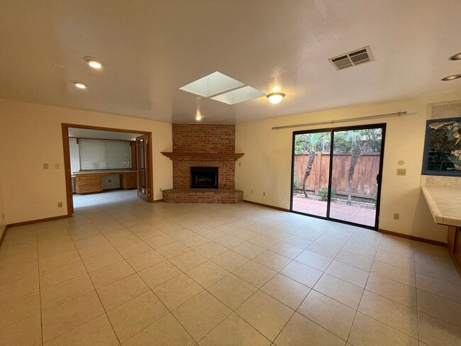 Building Photo - Spacious 3 bed + Bonus room 2 bath House n...