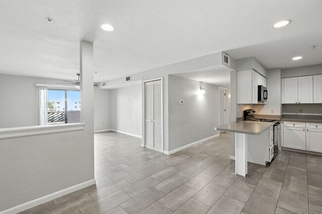 Building Photo - Walking Distance to ASU!