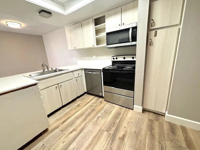 Foto del edificio - 2174 Larch Ln
