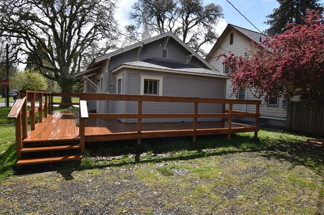Building Photo - Cozy 2-Bedroom Home Near West Albany High School!