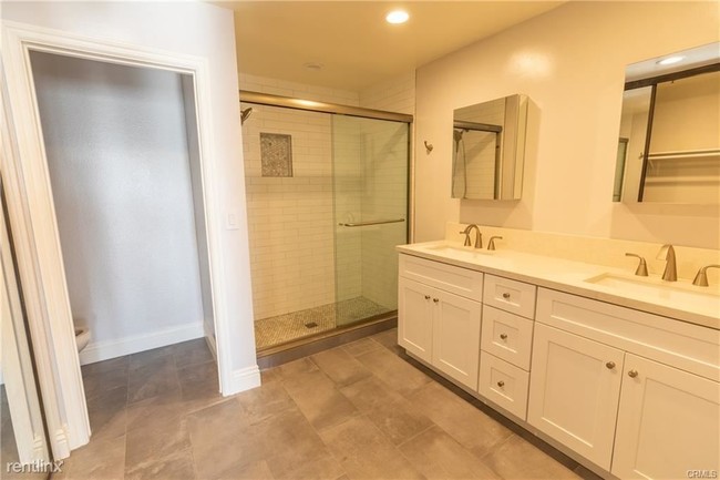 Building Photo - 2563 Plaza del Amo Plz